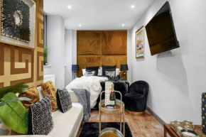 Chic Modern Studio Apartment, 1 bed with Free Parking!